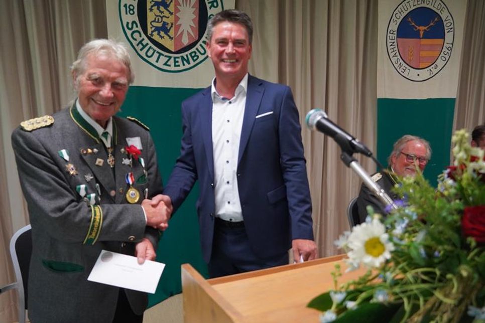 Bürgermeister Michael Robien (re.) überreichte sein Geschenk nach dem Grußwort.
