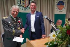 Bürgermeister Michael Robien (re.) überreichte sein Geschenk nach dem Grußwort.