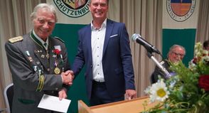 Bürgermeister Michael Robien (re.) überreichte sein Geschenk nach dem Grußwort.