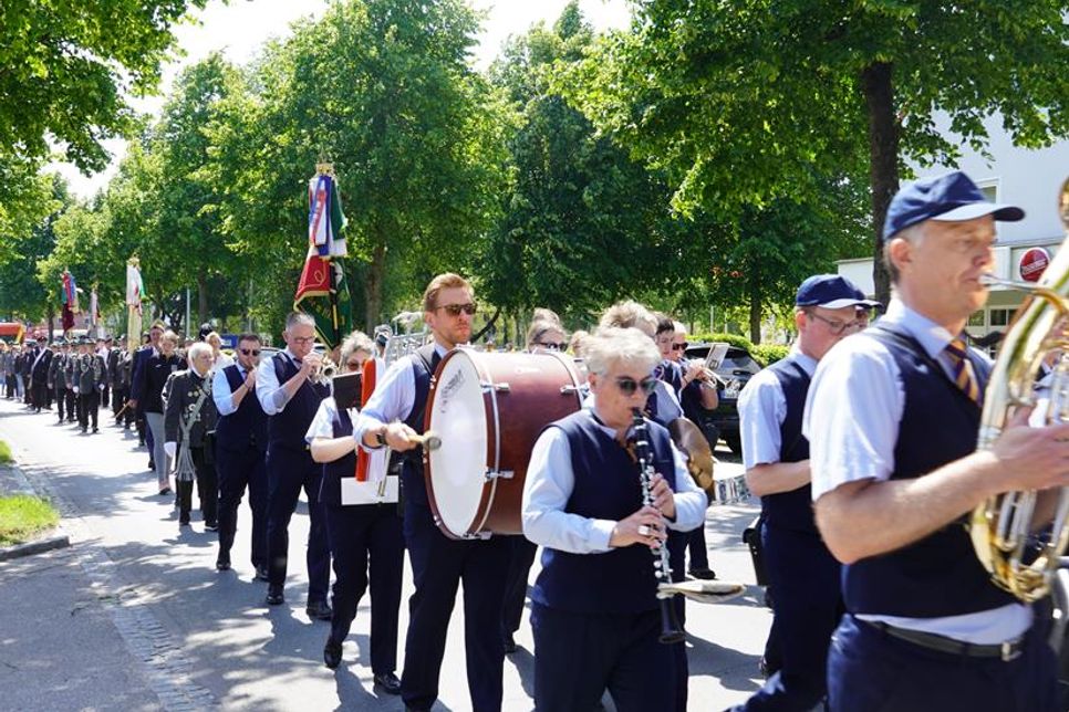 Der Festumzug wurde vom Blasorchester Lensahn musikalisch angeführt.