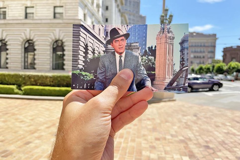 In San Francisco drehte Hitchcock seinen Klassiker „Vertigo – Aus dem Reich der Toten“ mit James Stewart in der Hauptrolle. Mit einem Szenenfoto in der Hand lassen die Setjetter den tatsächlichen Drehort mit Filmbildern verschmelzen.