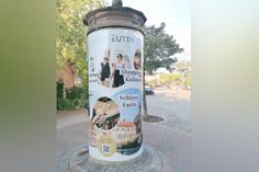 Die Litfaßsäule am Berliner Platz weist auf Eutiner Kultur-Highlights hin.