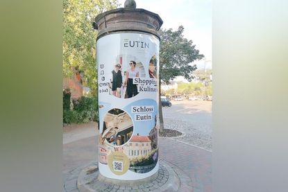 Die Litfaßsäule am Berliner Platz weist auf Eutiner Kultur-Highlights hin.