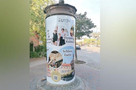 Die Litfaßsäule am Berliner Platz weist auf Eutiner Kultur-Highlights hin.