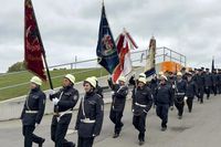 Mit ihren Fahnen und Gästen zogen die Mitglieder der Freiwilligen Feuerwehr durch den Ort.