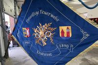 Aus schwerem Samt mit goldener Verzierung: Die neue Fahne zeigt neben dem Schutzpatron auch den Leuchtturm Dahmeshöved.