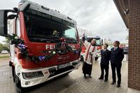 Pater Ralf segnete das neue Löschgruppenfahrzeug im Beisein von Wehrführung und Bürgermeisterin.
