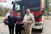 Bürgermeisterin Stefanie Friedrich-Suhr und Gemeindewehrführer Pascal Horst mit Stephan Perner (v. lks.) von der Verwaltungsgemeinschaft Grömitz bei der Schlüsselübergabe.