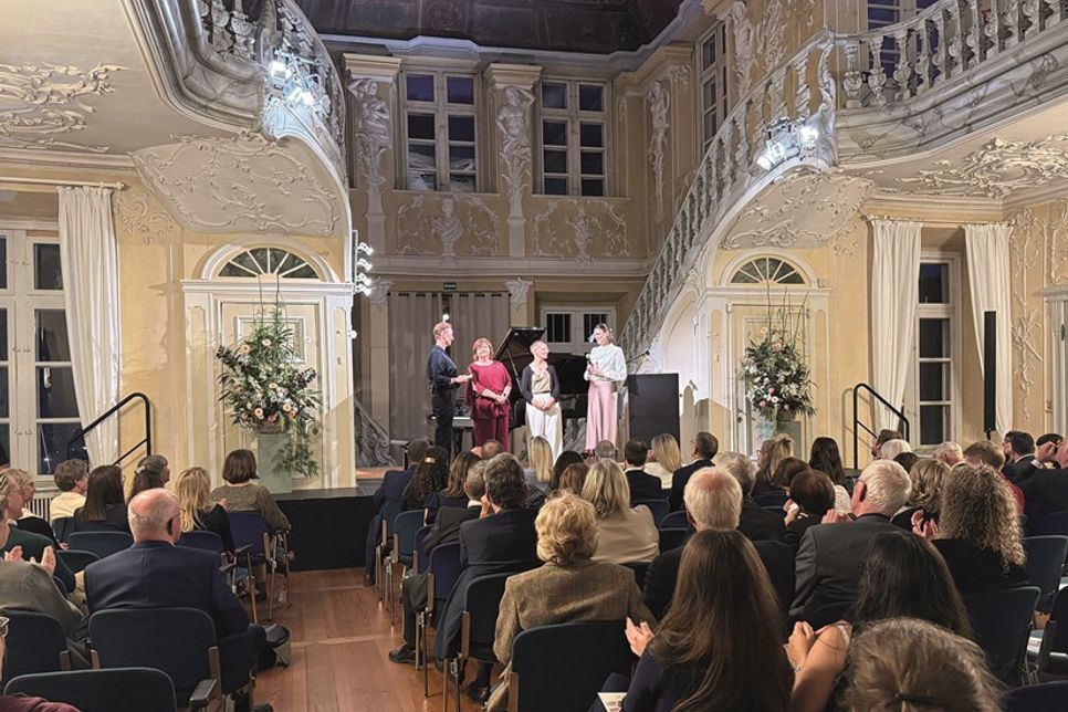 Rund 100 Gäste kamen zu dem Charity-Abend zum 20-jährige Bestehen von „gemeinsam gesund werden“ im Barocksaal auf Gut Hasselburg zusammen.
