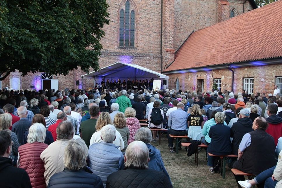 Der Innenhof des Klosters Cismar bietet eine einzigartige historische Kulisse für die „Klosterklänge“. (Foto: Christian Lück)