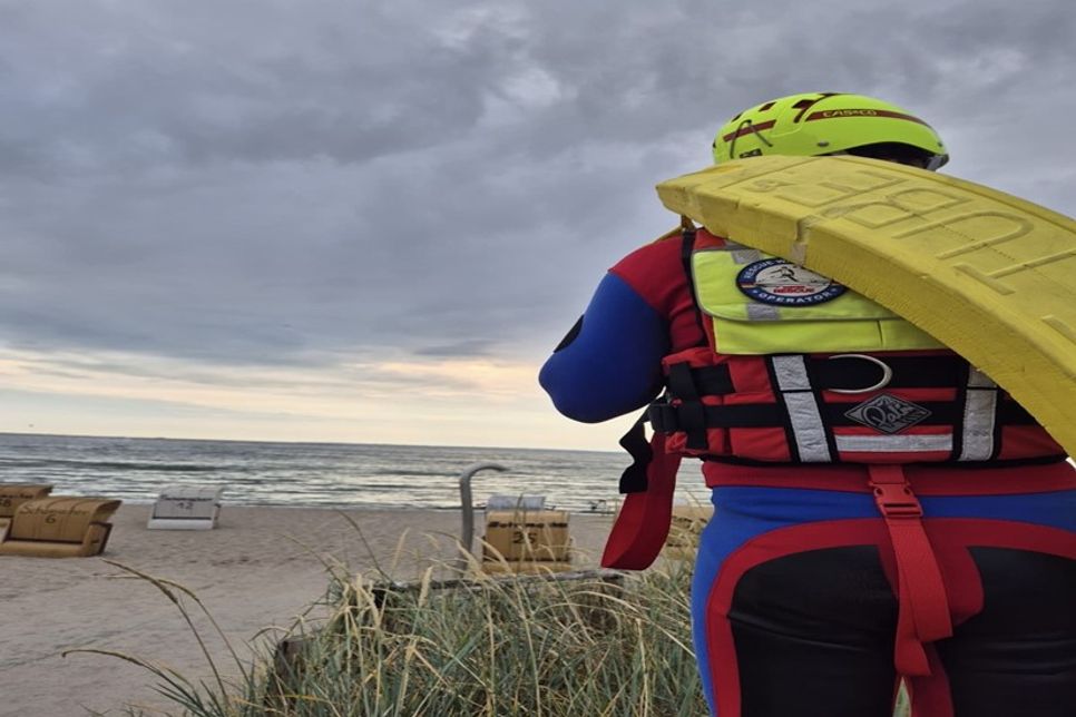 Ein Rettungsschwimmer der Feuerwehr brachte den Hund sicher an den Strand zurück.