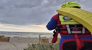 Ein Rettungsschwimmer der Feuerwehr brachte den Hund sicher an den Strand zurück.