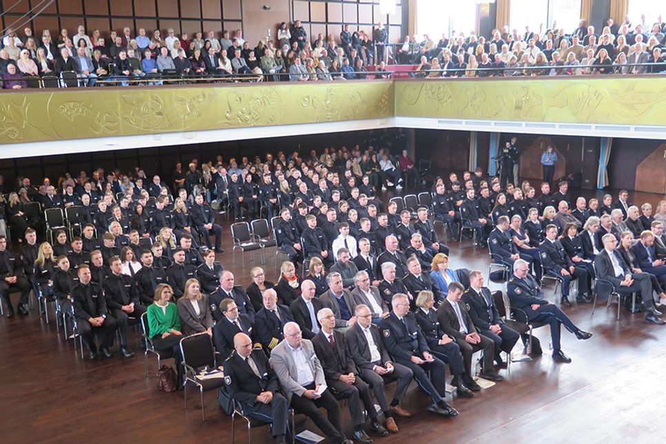 Innenstaatssekretärin Magdalena Finke hat 91 neue Polizisten in Timmendorfer Strand begrüßt.