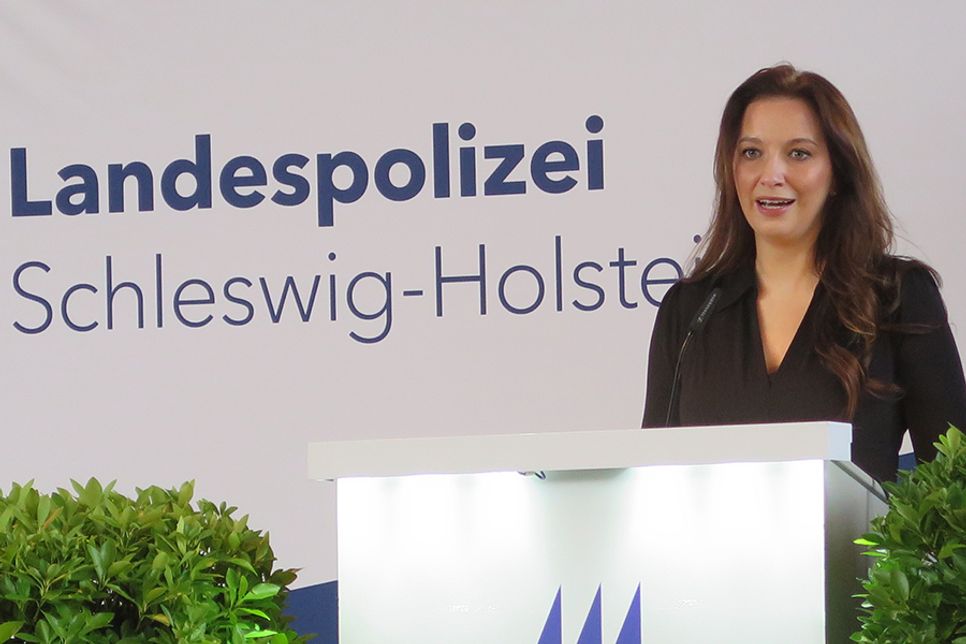 Innenstaatssekretärin Magdalena Finke hat 91 neue Polizisten in Timmendorfer Strand begrüßt.
