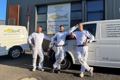 Das Team von Malermeister Alex Hansmann: Geselle Sascha Dagis, Auszubildener Muhammad Shafi Turkamani und Malermeister Alex Hansmann (v. lks.).