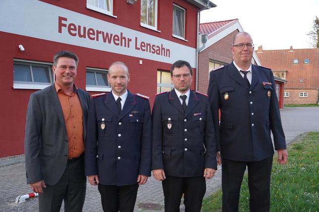 Amtsvorsteher Michael Robien, neuer Amstwehrführer Sascha Seehase, neuer stellvertretender Amtswehrführer Florian Kutrieb und ausgeschiedener Amtswehrführer Michael Bendt (v. lks.).