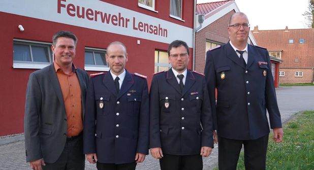 Amtsvorsteher Michael Robien, neuer Amstwehrführer Sascha Seehase, neuer stellvertretender Amtswehrführer Florian Kutrieb und ausgeschiedener Amtswehrführer Michael Bendt (v. lks.).