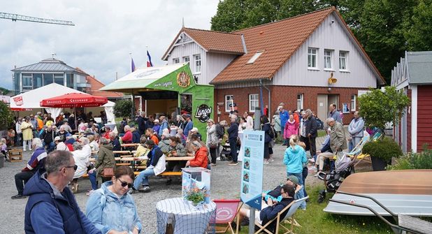 Zwischen Kuttern, Netzen und Hafenflair wird beim Neustädter Platt-Fischtag erneut echte Küstenkultur zum Erlebnis für die ganze Familie.