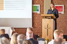 Friederike Fischer hat die neue Konzeption für die Jugendarbeit mit erarbeitet und stellt sie auf der Synodentagung vor.