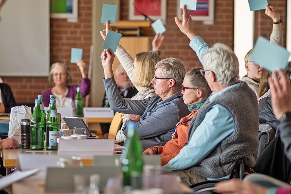 Abstimmung auf der Synodensitzung in Kiel-Holtenau.