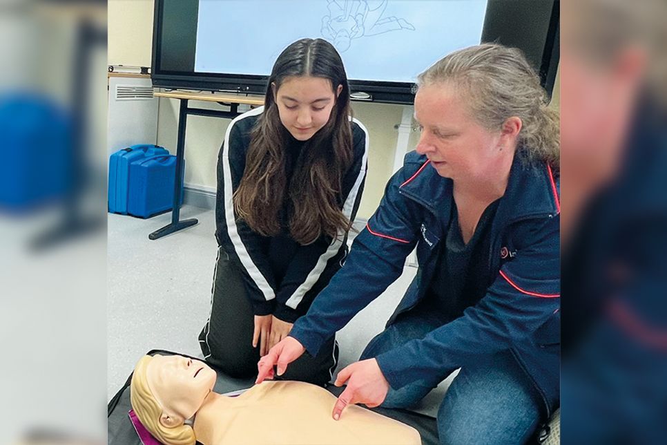 Anne Frick von den Maltesern zeigt Rihan, wie die lebensrettende Herz-Lungen-Wiederbelebung richtig angewendet werden muss.