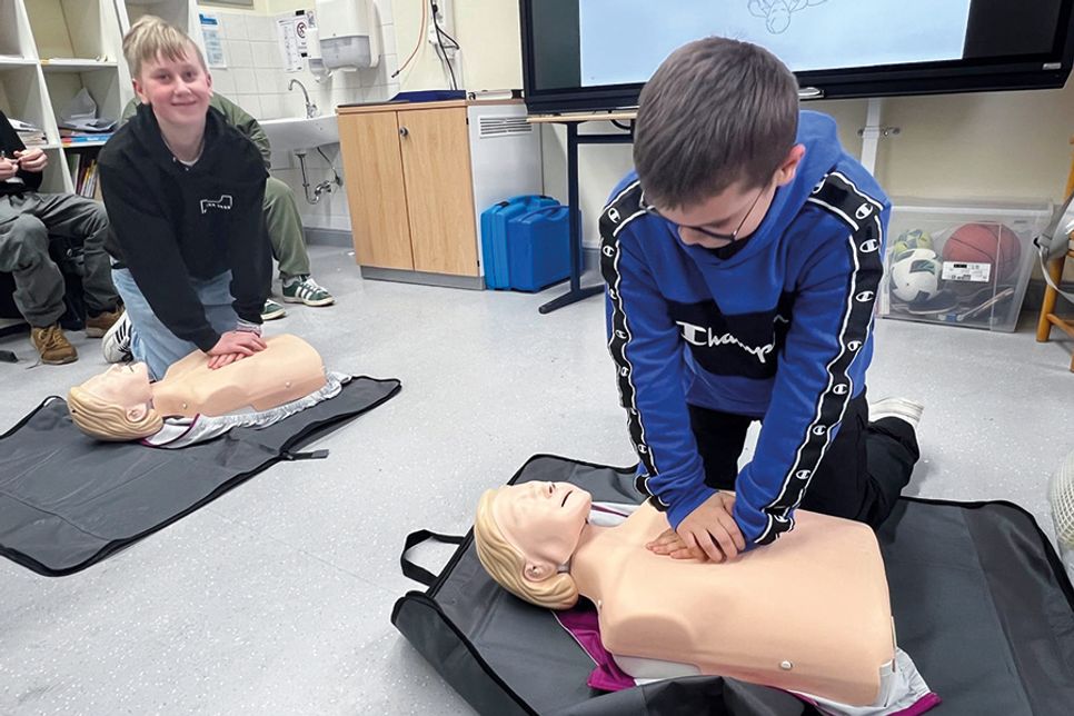 Leon (links) und Mattis üben, wie sie in lebensbedrohlichen Situationen richtig handeln können.