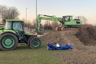 Seit voriger Woche haben die Bauarbeiten begonnen. Mit großen Baumaschinen entsteht eine neue moderne Sportstätte.