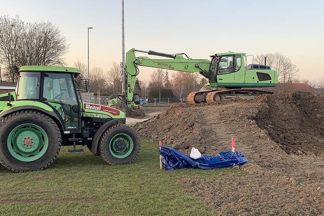 Seit voriger Woche haben die Bauarbeiten begonnen. Mit großen Baumaschinen entsteht eine neue moderne Sportstätte.