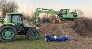Seit voriger Woche haben die Bauarbeiten begonnen. Mit großen Baumaschinen entsteht eine neue moderne Sportstätte.