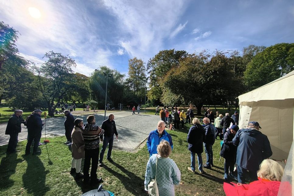 36 Spielerinnen und Spieler aus drei Orten trafen sich im Kurpark zum Boule-Turnier.