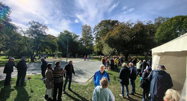 36 Spielerinnen und Spieler aus drei Orten trafen sich im Kurpark zum Boule-Turnier.