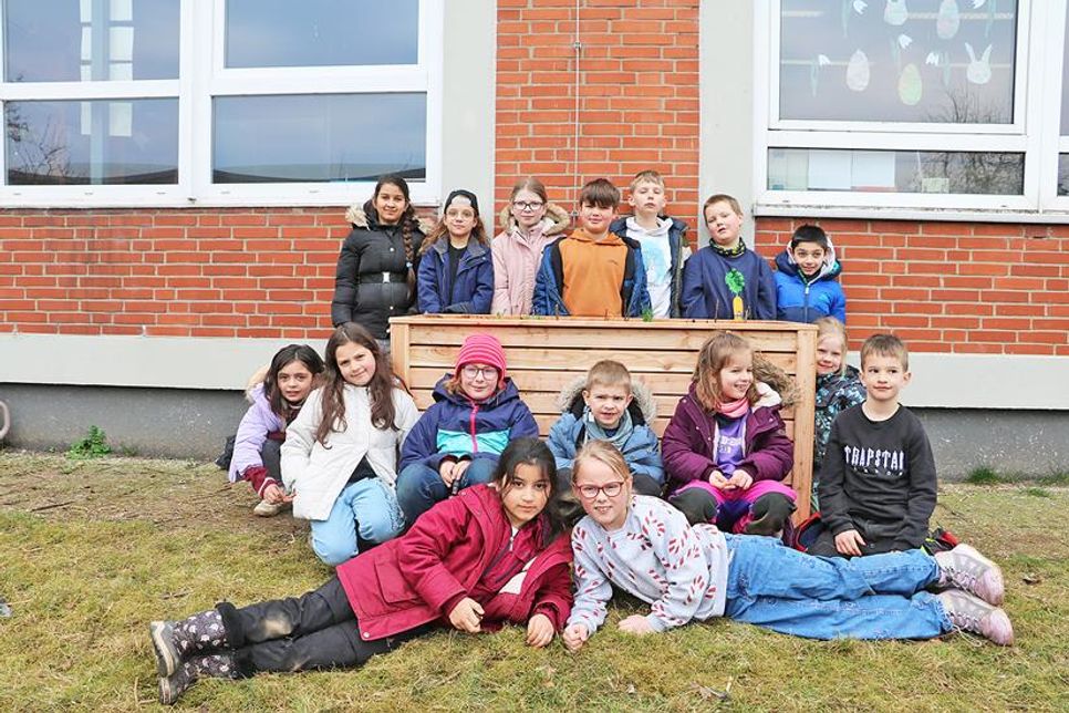 Die Klasse 2c und Lehrerin Kristin Przybilla befüllte und bepflanzte das zweite Hochbeet gemeinsam mit Barbara Weber vom „Erlebnis Küchengarten“.