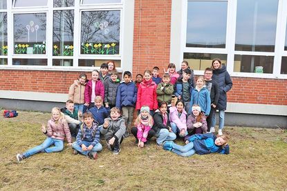 Die Klasse 2d hat mit Lehrerin Kristina Hoffmann das erste Hochbeet gemeinsam mit Dr. Lars Grübener vom „Erlebnis Küchengarten“ bepflanzt.