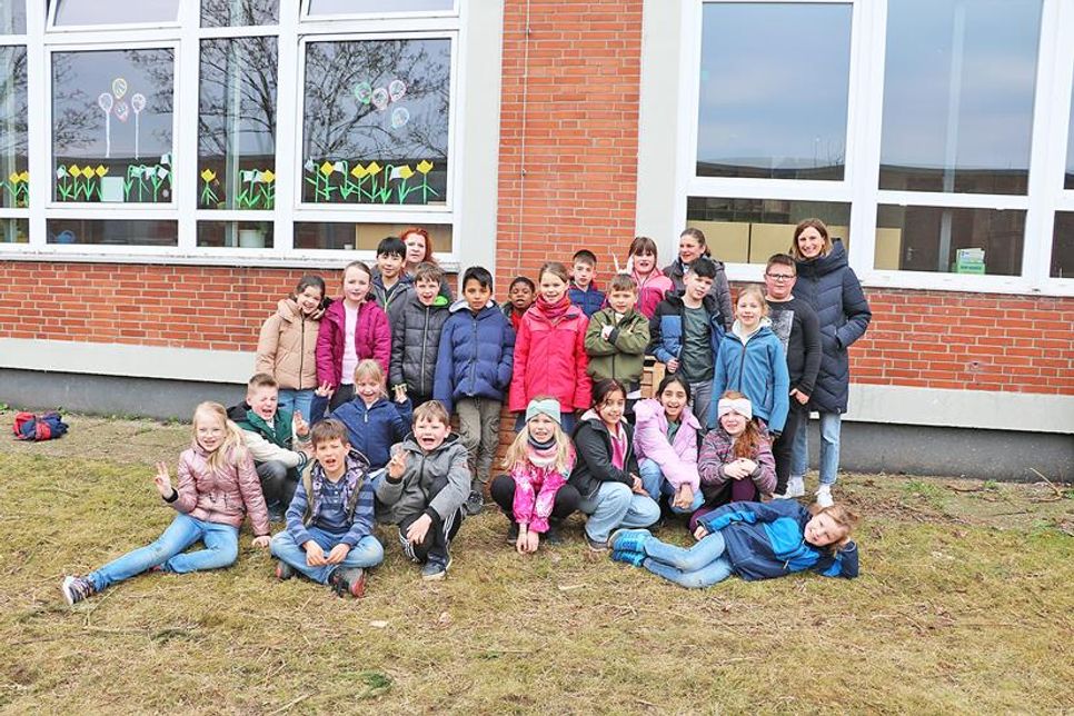 Die Klasse 2d hat mit Lehrerin Kristina Hoffmann das erste Hochbeet gemeinsam mit Dr. Lars Grübener vom „Erlebnis Küchengarten“ bepflanzt.