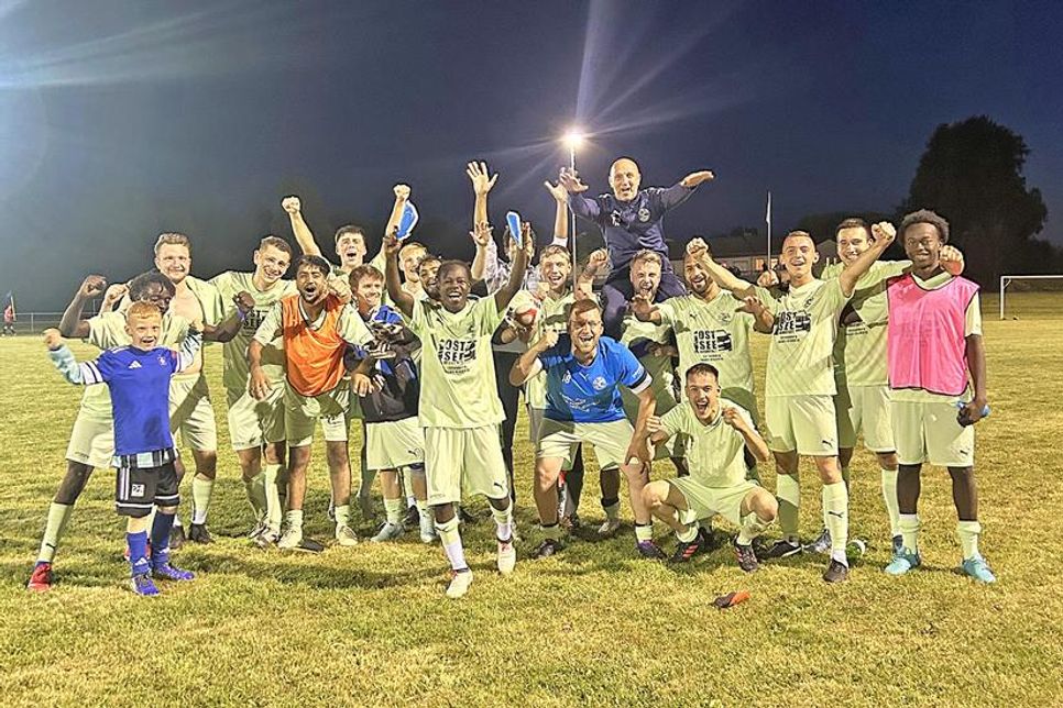 Gemeinsam Fußball zu spielen macht fröhlich.