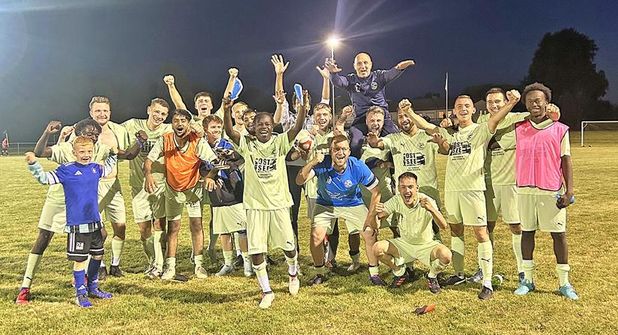 Gemeinsam Fußball zu spielen macht fröhlich.