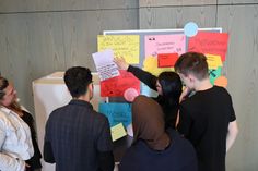 Interaktive Workshops, Diskussionen und Rollenspiele machen die Inhalte der Trainingsreihe praxisnah und lebendig.