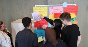 Interaktive Workshops, Diskussionen und Rollenspiele machen die Inhalte der Trainingsreihe praxisnah und lebendig.