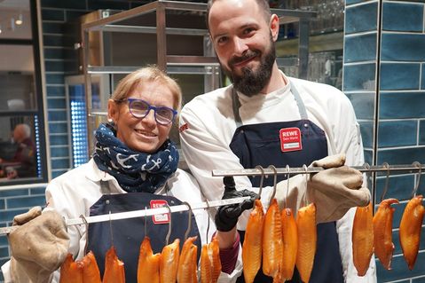 Fischsommelierin Marion Seifert und Martin Bensch mit Spezialitäten aus der hauseigenen Räucherei.