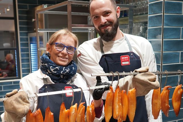 Fischsommelierin Marion Seifert und Martin Bensch mit Spezialitäten aus der hauseigenen Räucherei.