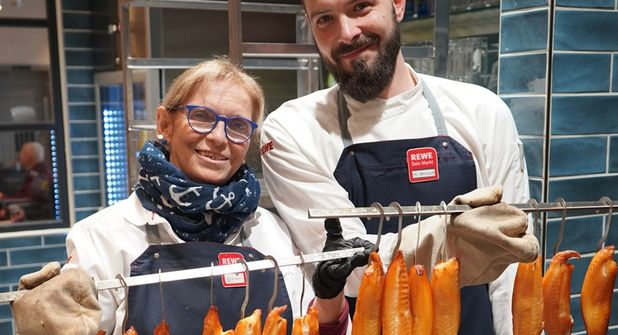 Fischsommelierin Marion Seifert und Martin Bensch mit Spezialitäten aus der hauseigenen Räucherei.