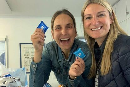 Sind ab sofort wieder jeden Freitag mit einer neuen Podcastfolge am Start: Kristina Kolbe (lks.) und Gesche Muchow.