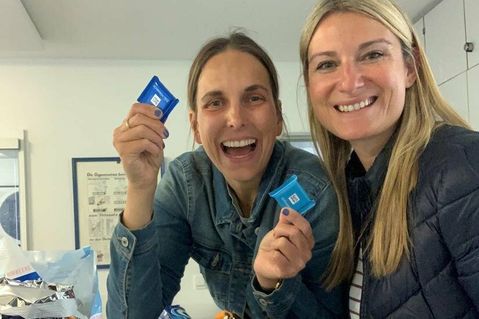 Sind ab sofort wieder jeden Freitag mit einer neuen Podcastfolge am Start: Kristina Kolbe (lks.) und Gesche Muchow.