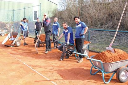Eine Kieler Firma mit ihrem leidenschaftlichen Team schaffte die Grundvoraussetzungen für die neue Tennissaison beim TC Lütjenburg.