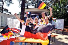 Das Veranstaltungs-Team der TSNT GmbH, Martina Block (links), Jessica Gotthilf und Janina Schütze (rechts) sowie Caterer Frank Berger („Ars Vivendi“) sind bereit für das Public Viewing vor der Musikmuschel neben der Trinkkurhalle in Timmendorfer Strand. (Foto: René Kleinschmidt)
