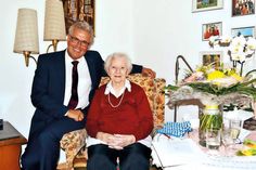 Christa Lippert feierte in Haffkrug ihren 103. Geburtstag. Zu den Gratulanten gehörte auch Bürgermeister Volker Owerien. (Foto: René Kleinschmidt)