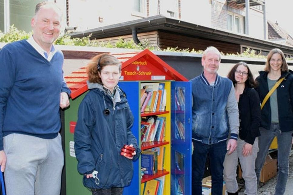 Ein Tausch-Bücherschrank extra für Kinder und Jugendliche, diese Idee setzte man in Preetz pünktlich zum Welttag des Buches in die Tat um. Am vergangenen Samstag weihten die Projektverantwortlichen: Charlotte Reimann (v. r.) und Janine Wergin; die Schrankbauer von der Aktivierungshilfe: Thomas Dordel und Alina, sowie Bürgermeister Björn Demminden ersten Kinderbuch-Tauschschrank feierlich ein