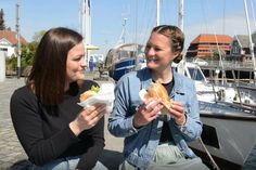Zahlreiche Veranstaltungen entlang der Ostseeküste ehren am Samstag und Sonntag das Fischbrötchen. Natürlich darf man sich auch einfach so eine Semmel mit Krabben, Backfisch, Lachs oder Hering gönnen und es am Besten direkt am Wasser, wie hier an der Neustädter Hafenkante, genießen.