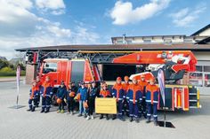 Nach einem gemeinsamen Gruppenfoto vor der Drehleiter, bekamen die Kinder endlich ihre vollständige Ausrüstung.