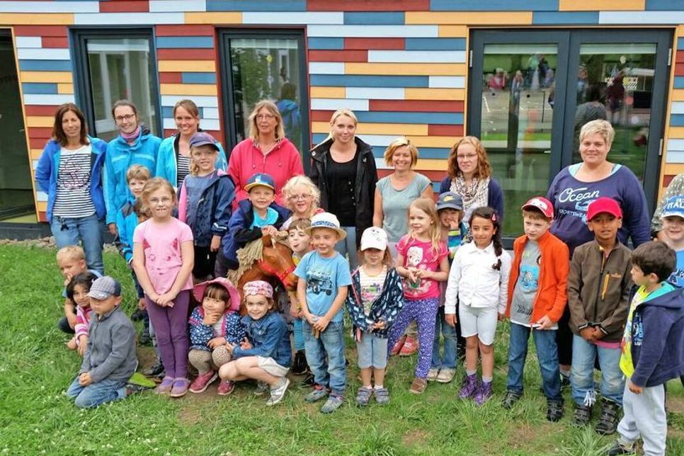 Zukünftige Schulkinder der Kindertagesstätte „Schatzinsel“ mit ihren Erzieherinnen.